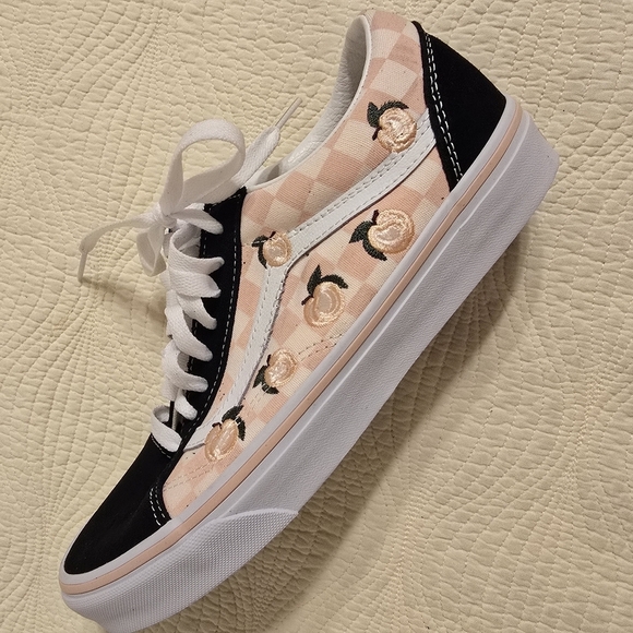NIB Vans Old Skool Skater Sneaker With Embroidered Peaches Design - Picture 9 of 13
